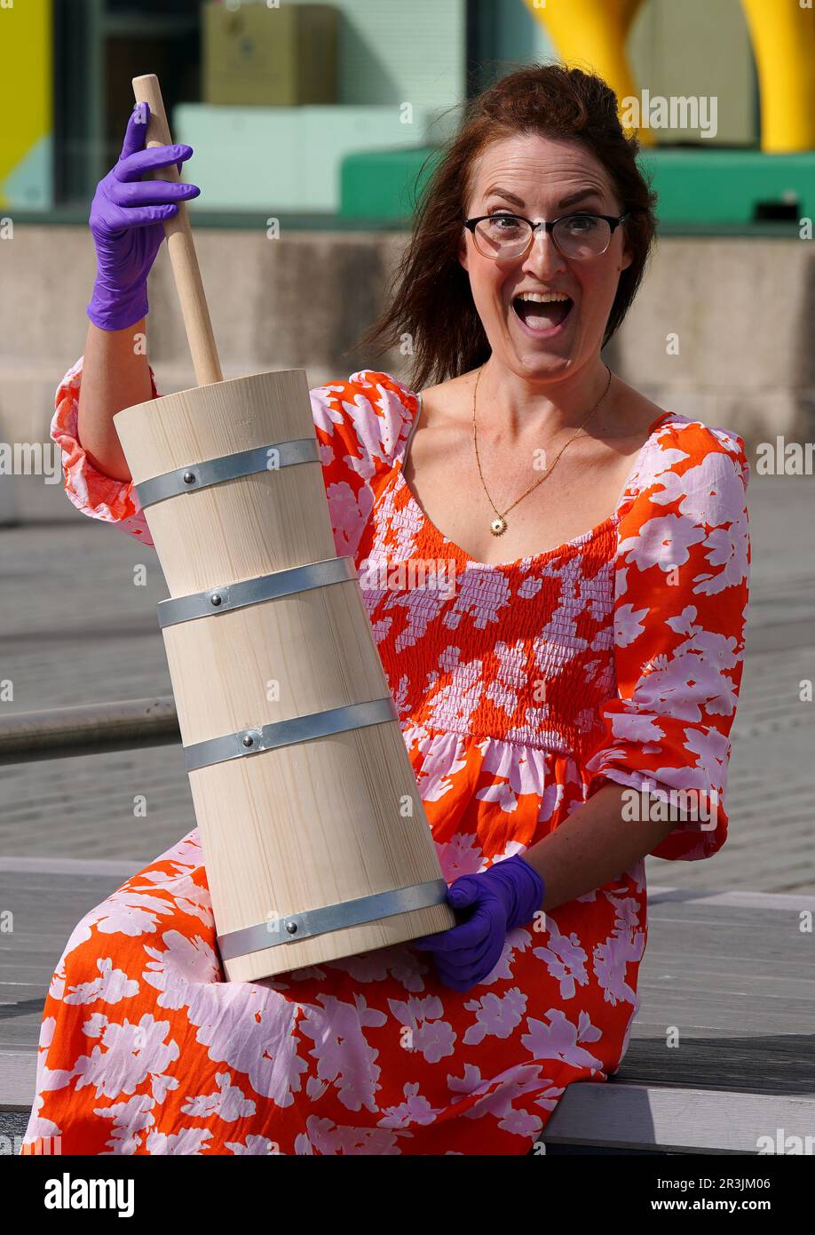 Kay Jones, curatore capo del Museum of Liverpool, conserva la zangola di latte utilizzata da Mel Giedroyc durante la Grand Final di Eurovision 2023, in mostra dopo essere stata acquisita dal Museum of Liverpool. Data immagine: Mercoledì 24 maggio 2023. Foto Stock