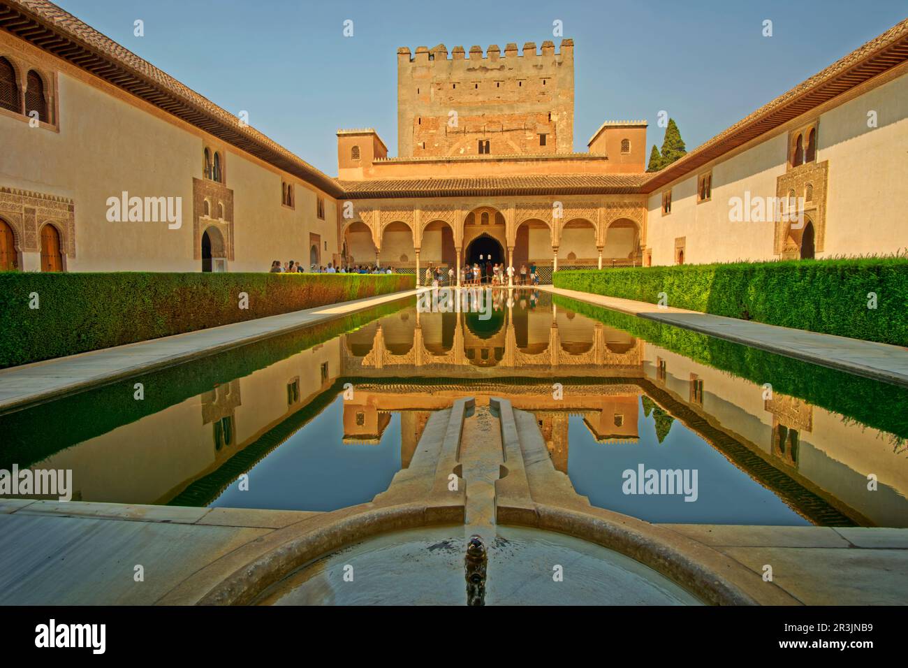 La Corte dei Myrtles, una parte del Palazzo Nasridi Comares, parte del complesso del Palazzo Alhambra a Granada, Andalusia, Spagna. Foto Stock