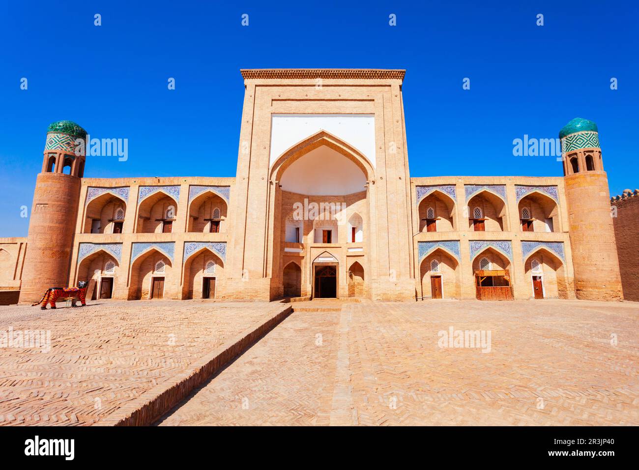 Madrasah Kutlug Murad Inaka presso l'Ichan Kala, un'antica città fortificata interna della città di Khiva in Uzbekistan Foto Stock