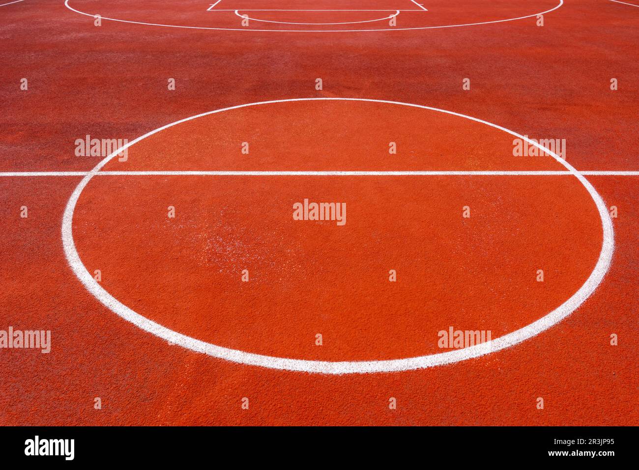 Sfondo astratto minimalista di un campo da basket all'aperto con tartan arancione e linee bianche. Messa a fuoco selettiva. Foto Stock