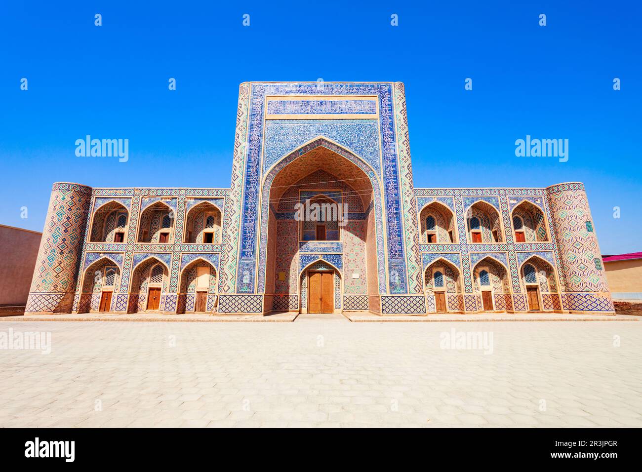 KOSH Madrasah è un complesso architettonico composto da Modari Khan Madrasa e Abdullah Khan madrasah a Bukhara, Uzbekistan Foto Stock