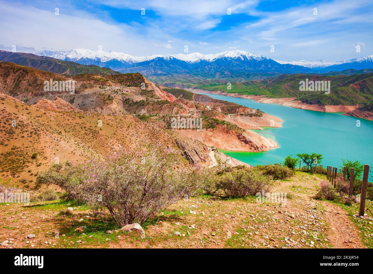 Il lago Hisorak è un serbatoio d'acqua vicino alla città di Shahrisabz in Uzbekistan Foto Stock