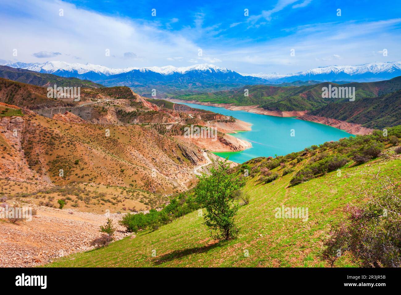 Il lago Hisorak è un serbatoio d'acqua vicino alla città di Shahrisabz in Uzbekistan Foto Stock