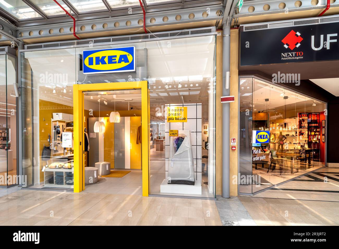 Torino, 22 maggio 2023: Piano IKEA e punto Ordine a Torino Centro commerciale Lingotto, negozio con collaboratori Ikea per consulenze di mobili e f Foto Stock