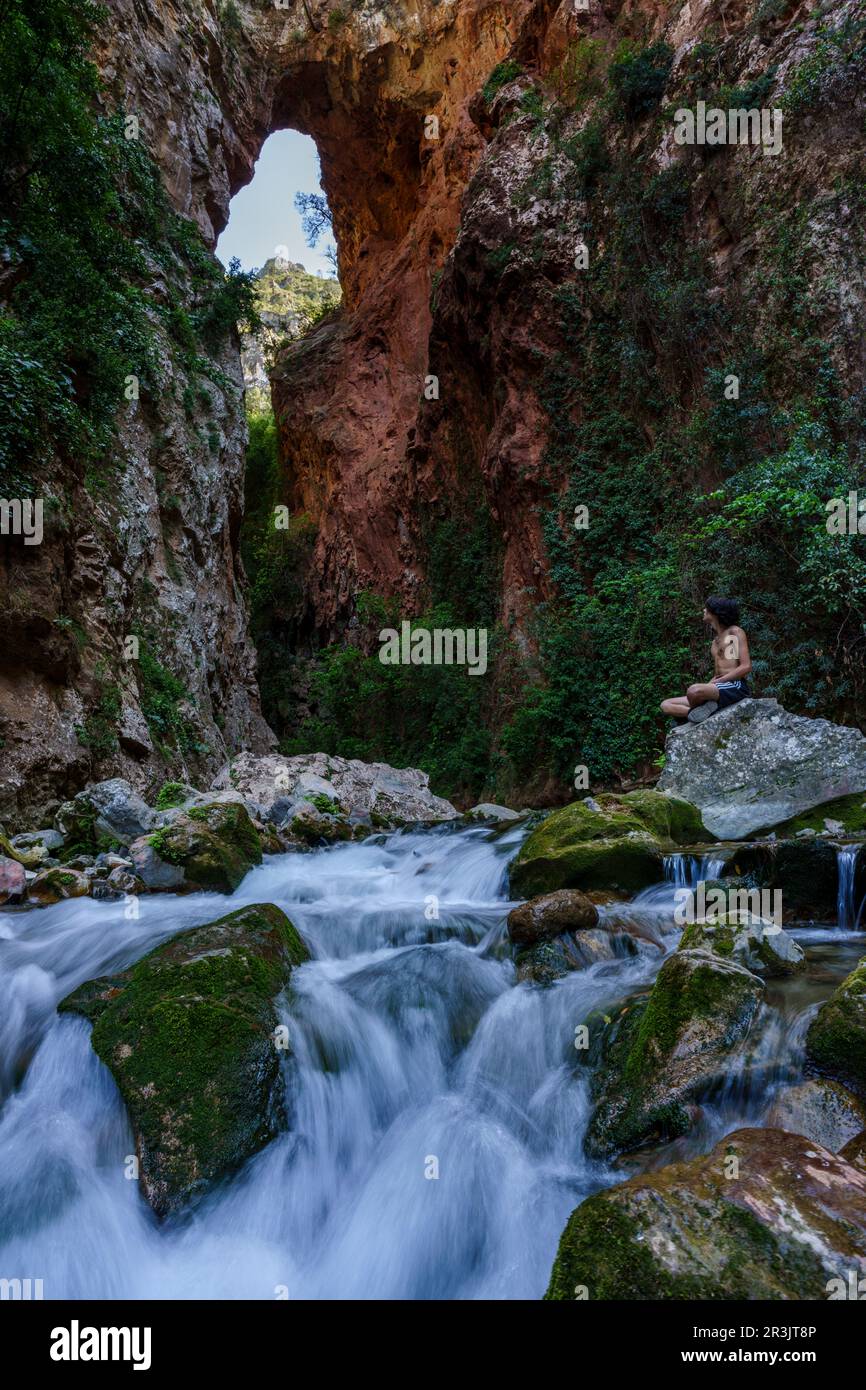 Ponte di Dio, escursionista, Akchour, Parco Naturale Talassettane, regione del Rif, marocco, africa. Foto Stock