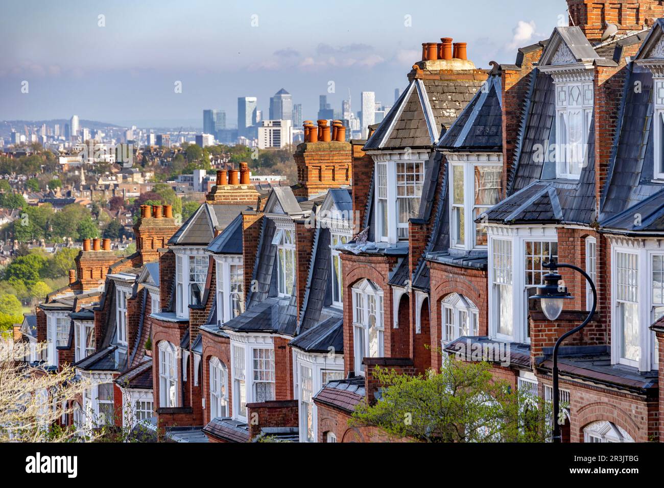 PIC show: Prezzi delle case di Londra Vista da North London dello skyline della città con case a schiera in primo piano Pic gavin rodgers/pixel8000 24.5.23 Foto Stock