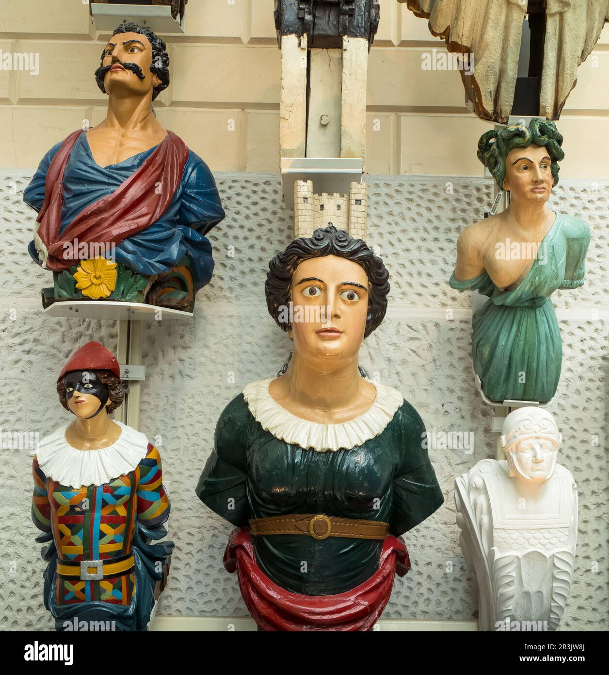 Una collezione di vecchie teste di guerra navali al National Maritime Museum (NMM) a Greenwich, Londra. Questi elaborati e colorati manufatti pro Foto Stock