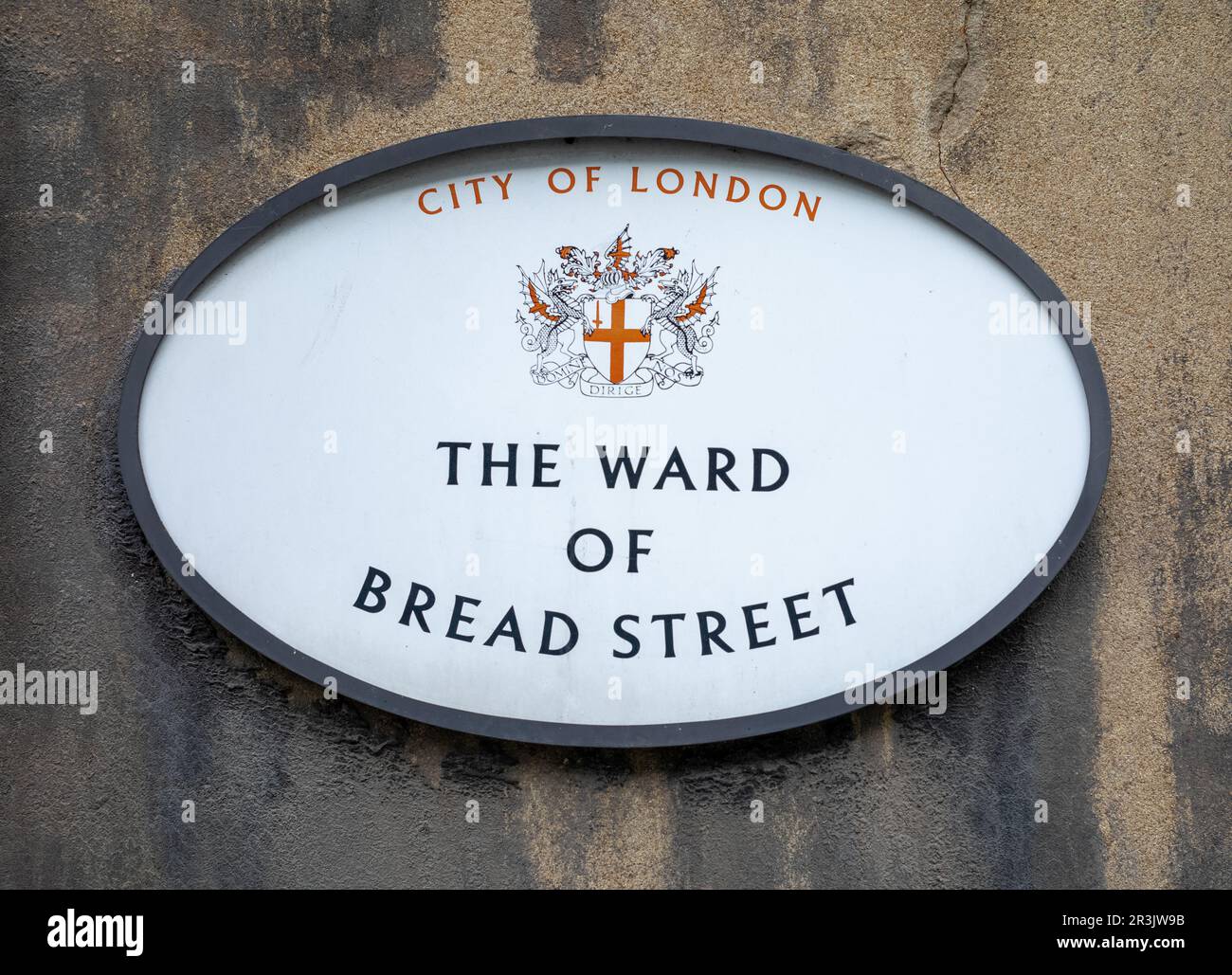 Un cartello ovale su un muro nella City of London che identifica 'il Ward of Bread Street'. Il quartiere di Bread Street è uno dei 25 rioni della città di Londo Foto Stock