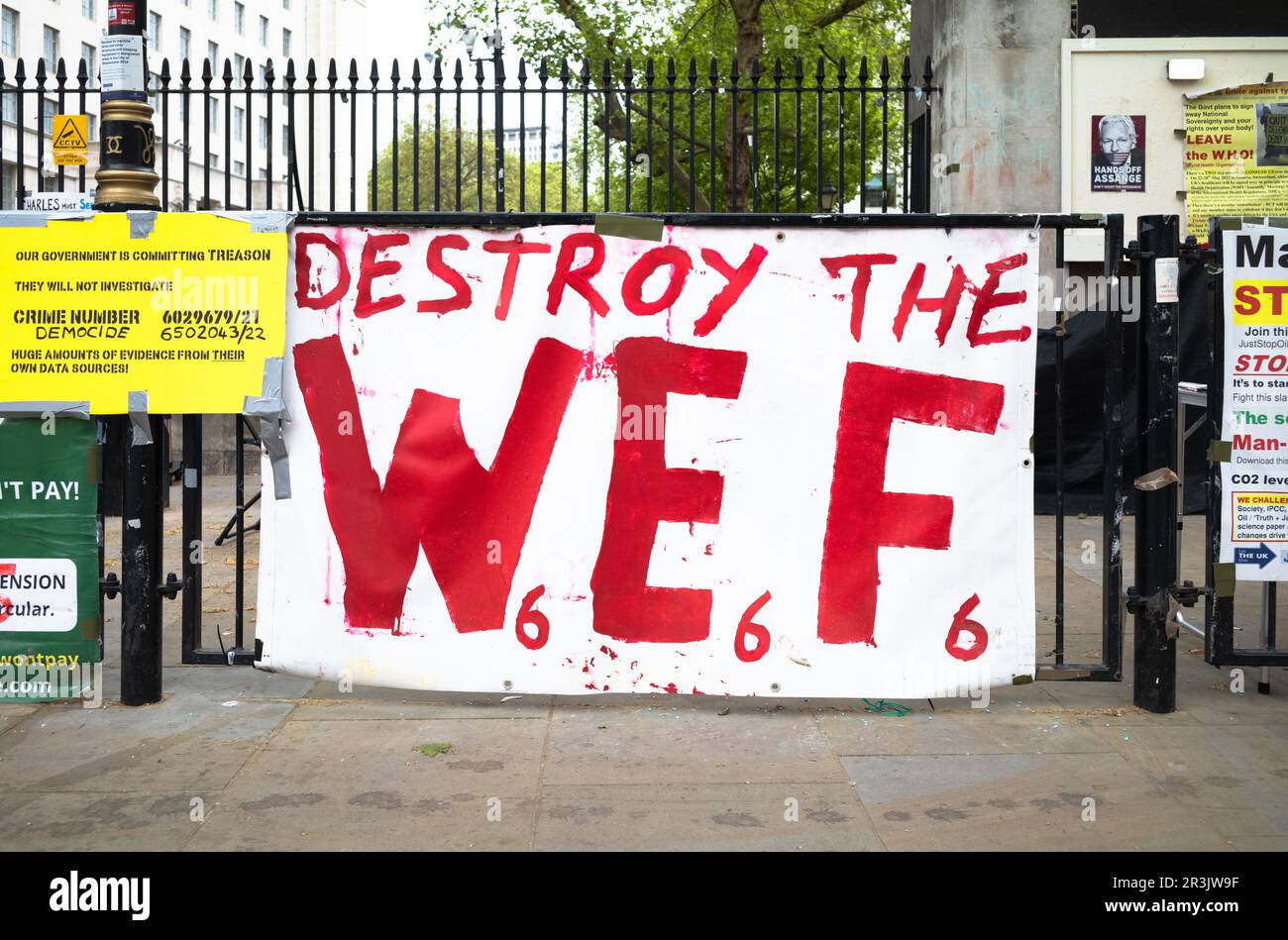 Un grande banner in un campo di protesta di fronte a Downing Street a Whitehall, Londra, chiede la distruzione del World Economic Forum. Anche la protesta Foto Stock