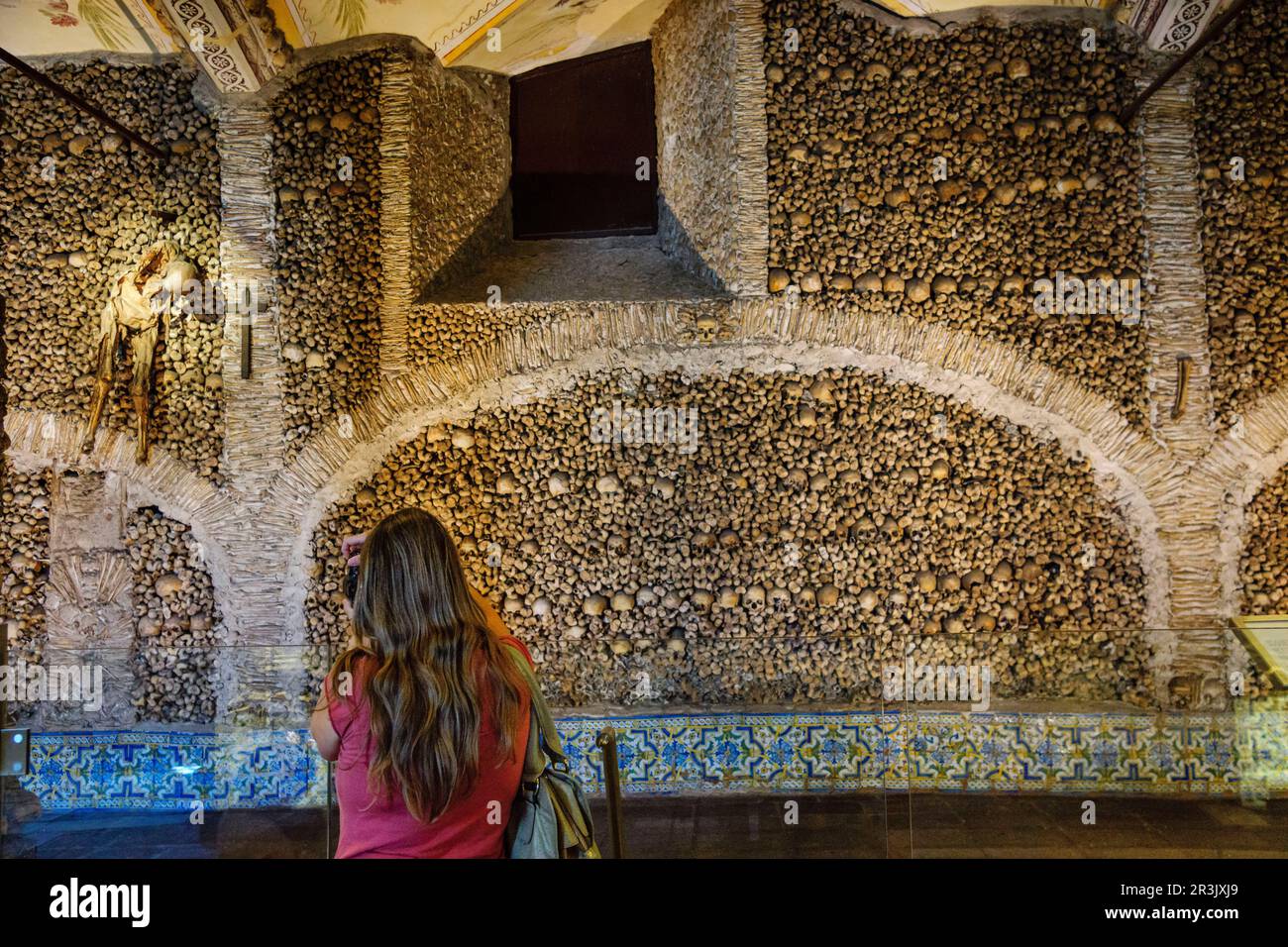 Capela dos Ossos, capilla de los huesos, construida en el siglo XVI, Convento de San Francisco,-gotico manuelino, siglo XV, Evora Alentejo,,Portogallo, Europa. Foto Stock