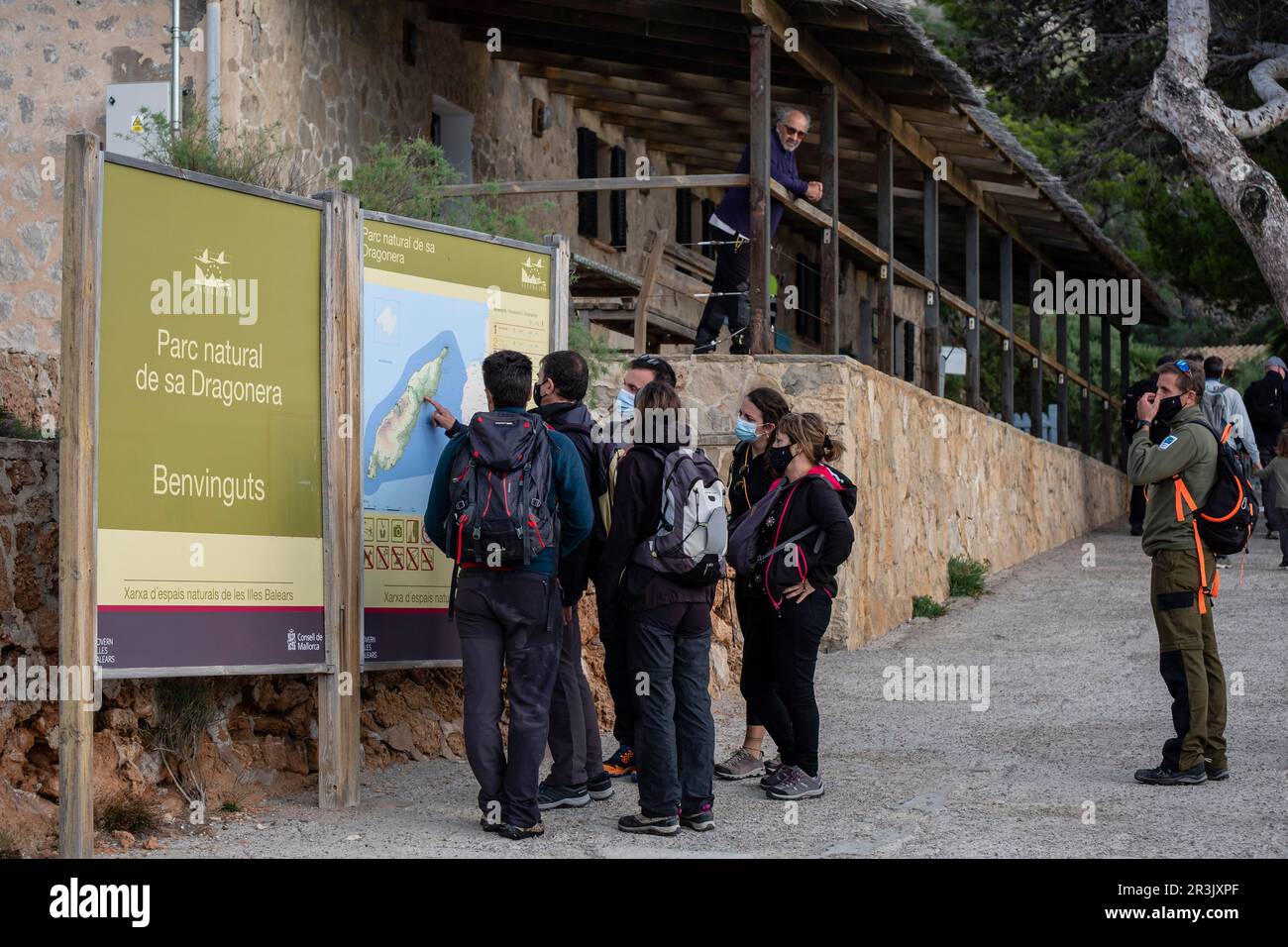 I visitatori di fronte al centro di accoglienza, il parco naturale di SA Dragonera, andratx, Mallorca, Isole Baleari, Spagna. Foto Stock