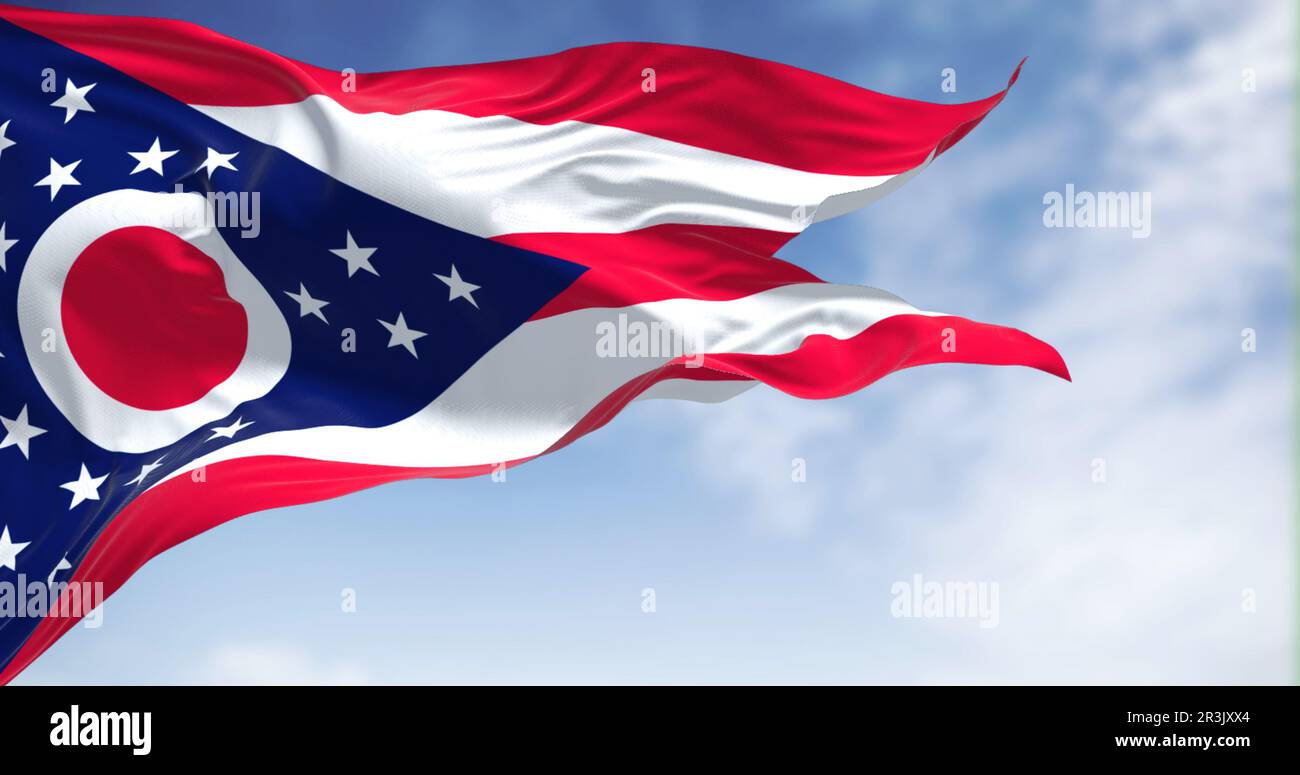 La bandiera dello stato dell'Ohio sventola nel vento in una giornata limpida Foto Stock