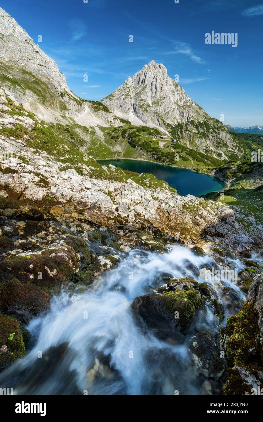 Lago Drachensee con rifugio coburger hÃ¼tte e montagna Ehrwalder Sonnenspitze Foto Stock