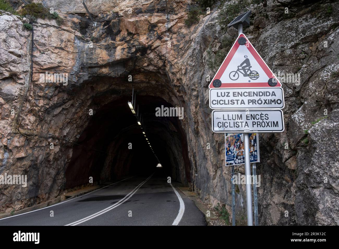 Avvertimento per i ciclisti in spagnolo e catalano, Puig Major Tunnel, Fornalutx, Mallorca, Isole Baleari, Spagna. Foto Stock