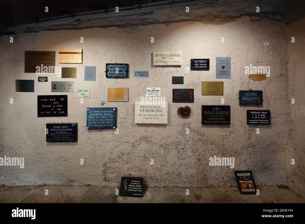 Placche commemorative nel campo crematorio, ex campo di concentramento di Buchenwald, Weimar Foto Stock