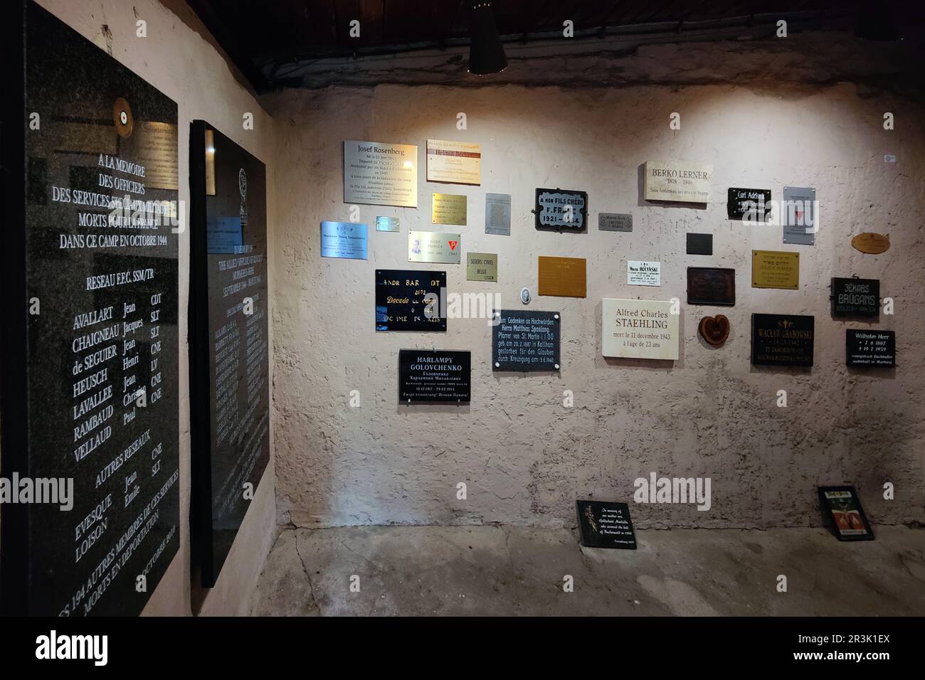 Placche commemorative nel campo crematorio, ex campo di concentramento di Buchenwald, Weimar Foto Stock