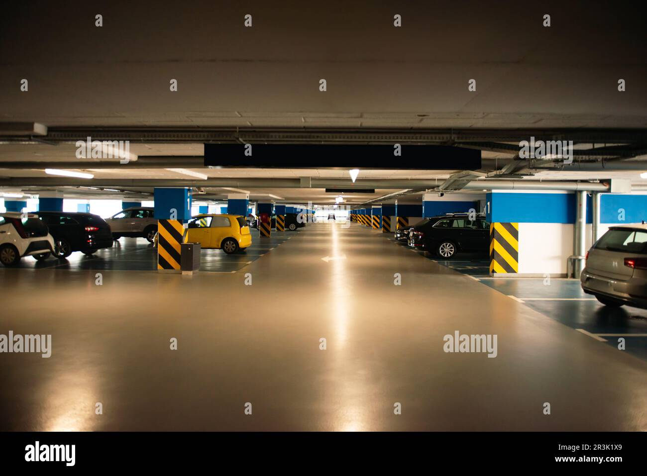 Garage pulito con auto e luci Foto Stock