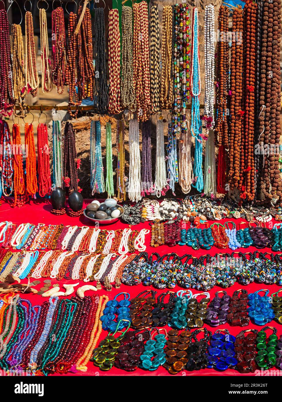 Gioielli etnici indiani e perle al mercato locale a Delhi, India Foto Stock