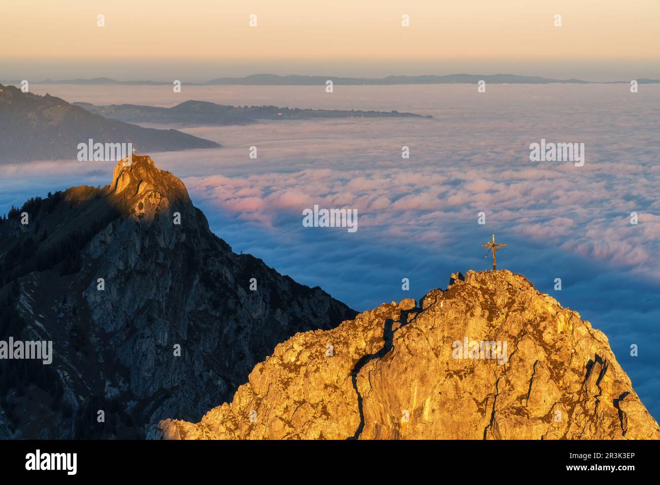 Peaks im Ammergauer Alpen alpi all'alba, sopra le nuvole nella valle Foto Stock