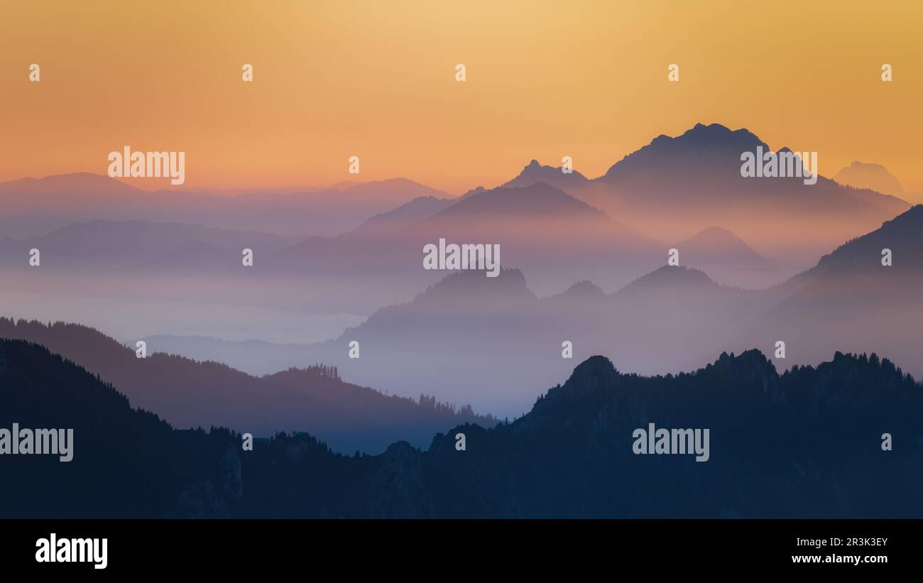 Gli strati della catena montuosa dell'Ammergauer Alpen all'alba Foto Stock