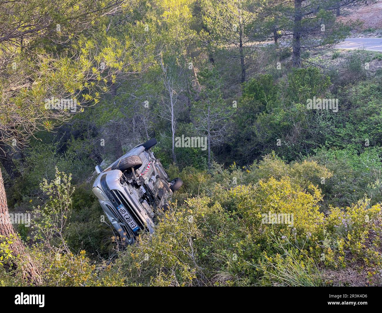 Francia una macchina è andata fuori controllo su una strada in Provenza. Foto Stock