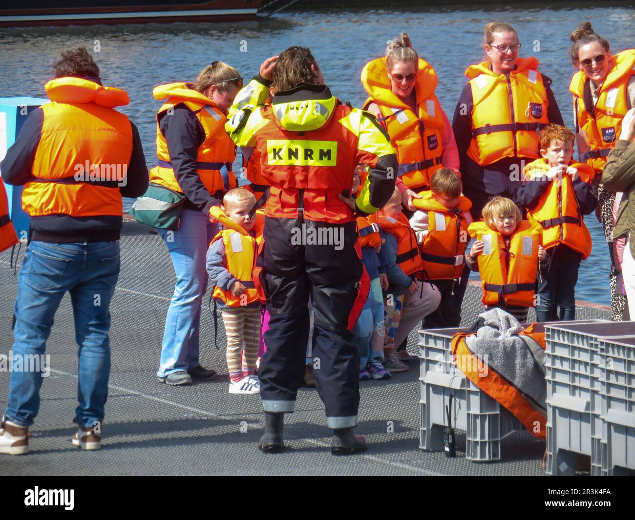 Nei Paesi Bassi, isola di Vlieland, in un giorno di apertura della KNRM, Royal Dutch Rescue Company, i visitatori indossano giubbotti salvagente. Foto Stock