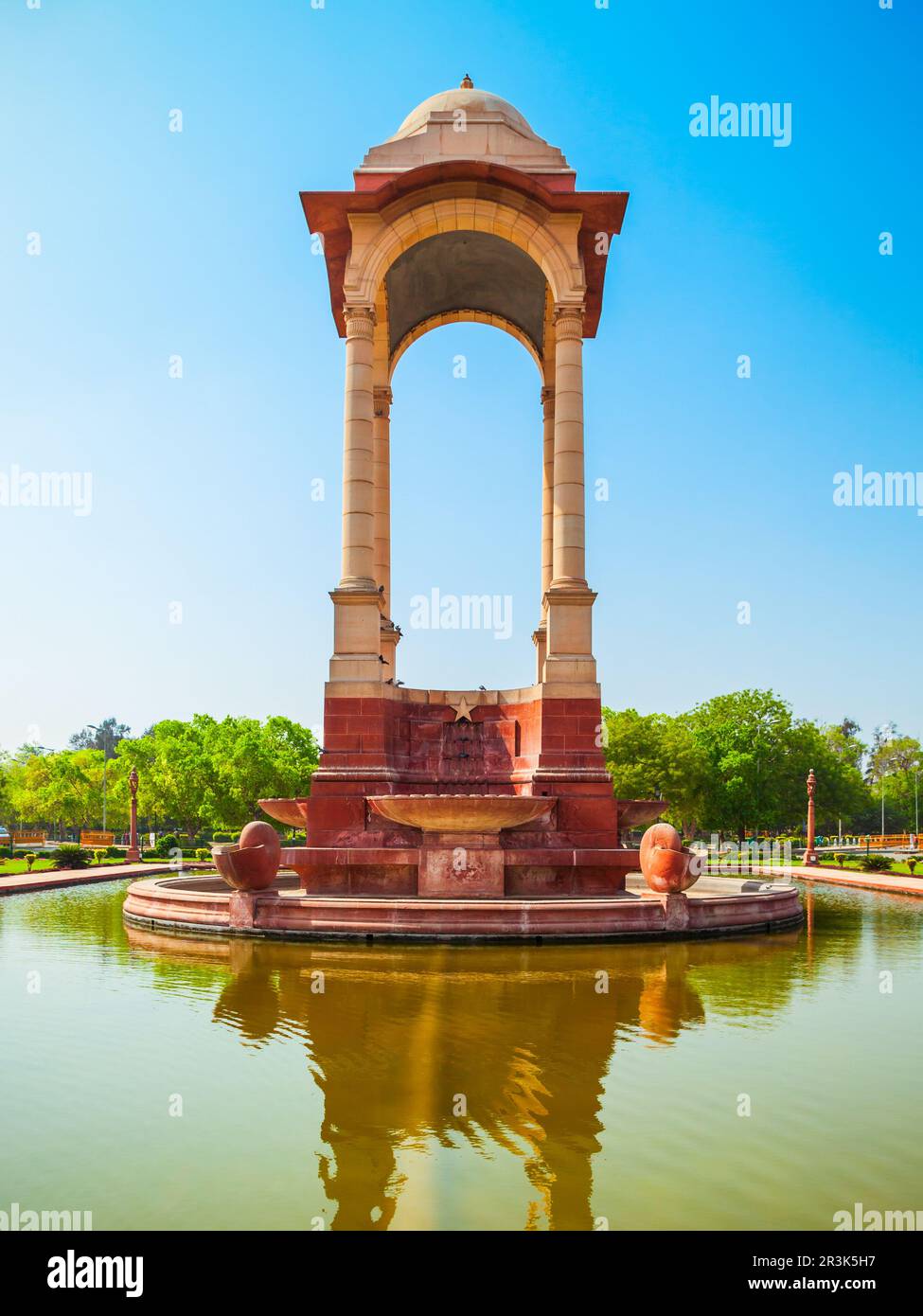 India Gate e tettoia è un memoriale di guerra situato a Rajpath in New Delhi, India Foto Stock