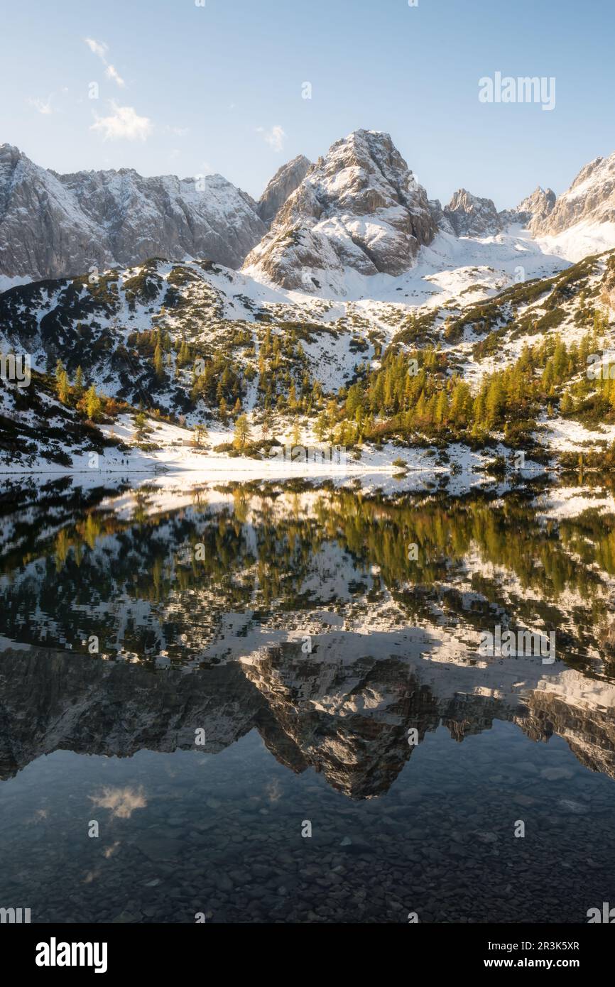 Lago Seebensee con vista su Coburger HÃ¼tte nei colori autunnali Foto Stock