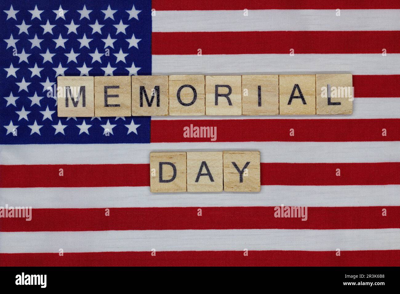 Iscrizione del Memorial Day sullo sfondo della bandiera statunitense. Scritta del Memorial Day sulla bandiera degli Stati Uniti. Una vacanza negli Stati Uniti d'America da ricordare, onore Foto Stock