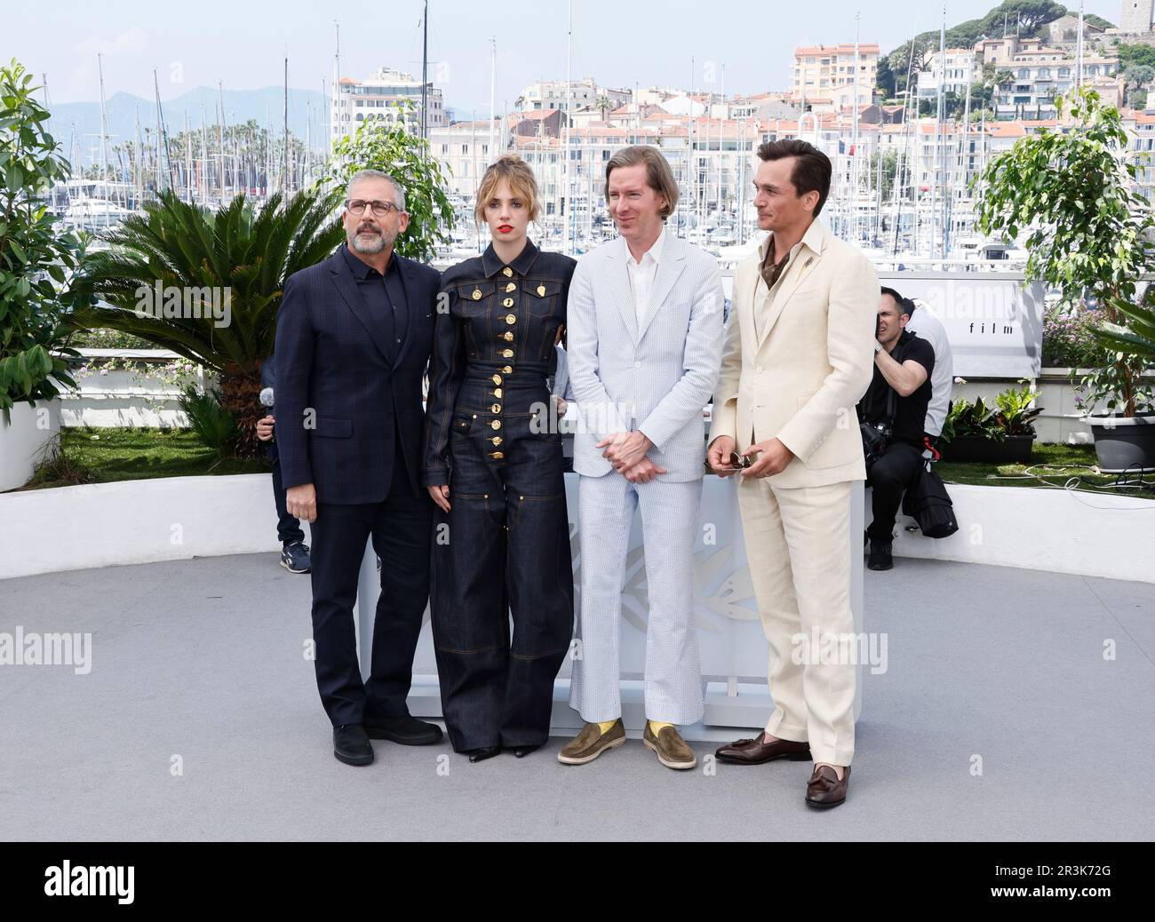 Steve Carell, from left, Maya Hawke, director Wes Anderson, and Rupert Friend pose for photographers at the photo call for the film 'Asteroid City' at the 76th international film festival, Cannes, southern France, Wednesday, May 24, 2023. (Photo by Joel C Ryan/Invision/AP) Foto Stock