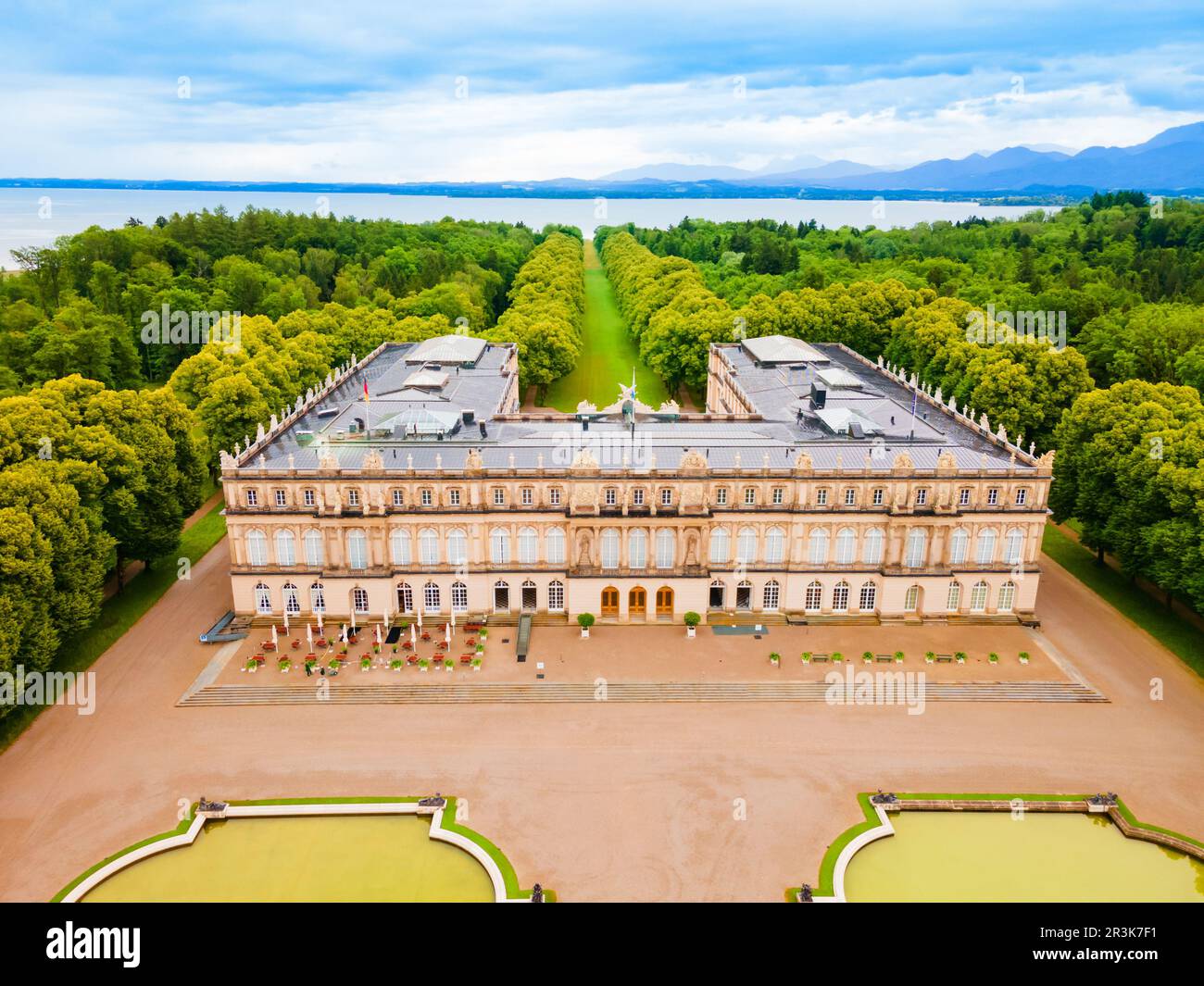 Herrenchiemsee Palace vista panoramica aerea, è un complesso di edifici reali su Herreninsel, l'isola più grande del lago Chiemsee, nel sud B Foto Stock