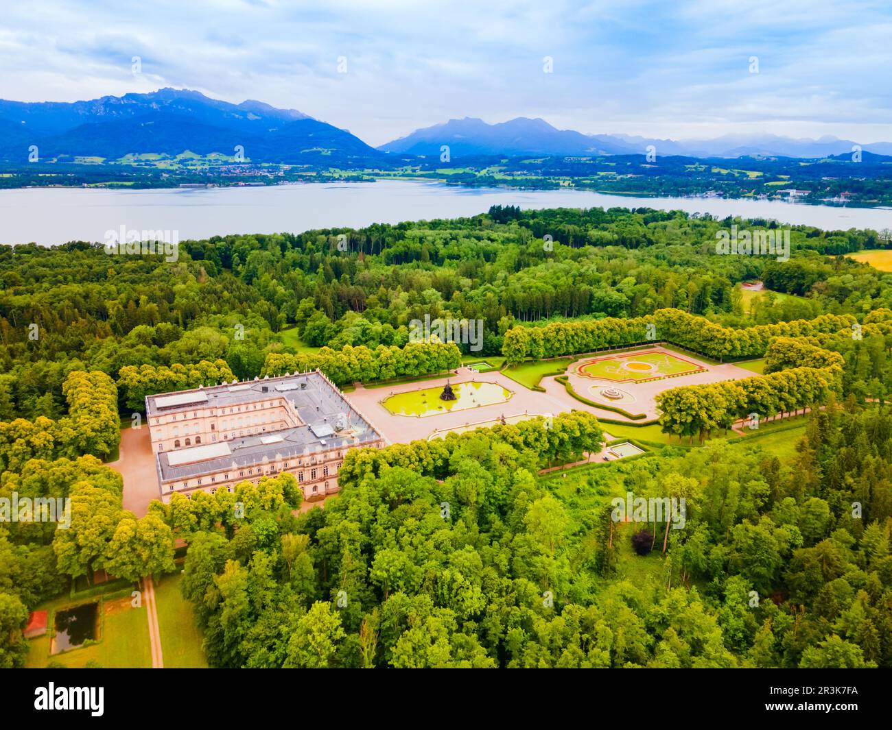 Herrenchiemsee Palace vista panoramica aerea, è un complesso di edifici reali su Herreninsel, l'isola più grande del lago Chiemsee, nel sud B Foto Stock