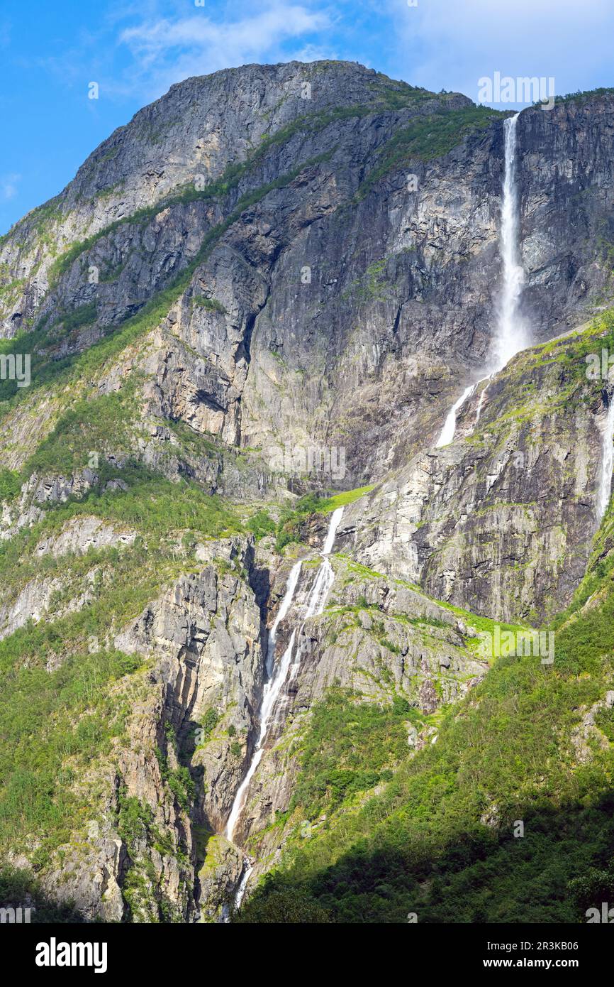 Cascata molto lunga vista vicino a Gudvangen in Norvegia Foto Stock