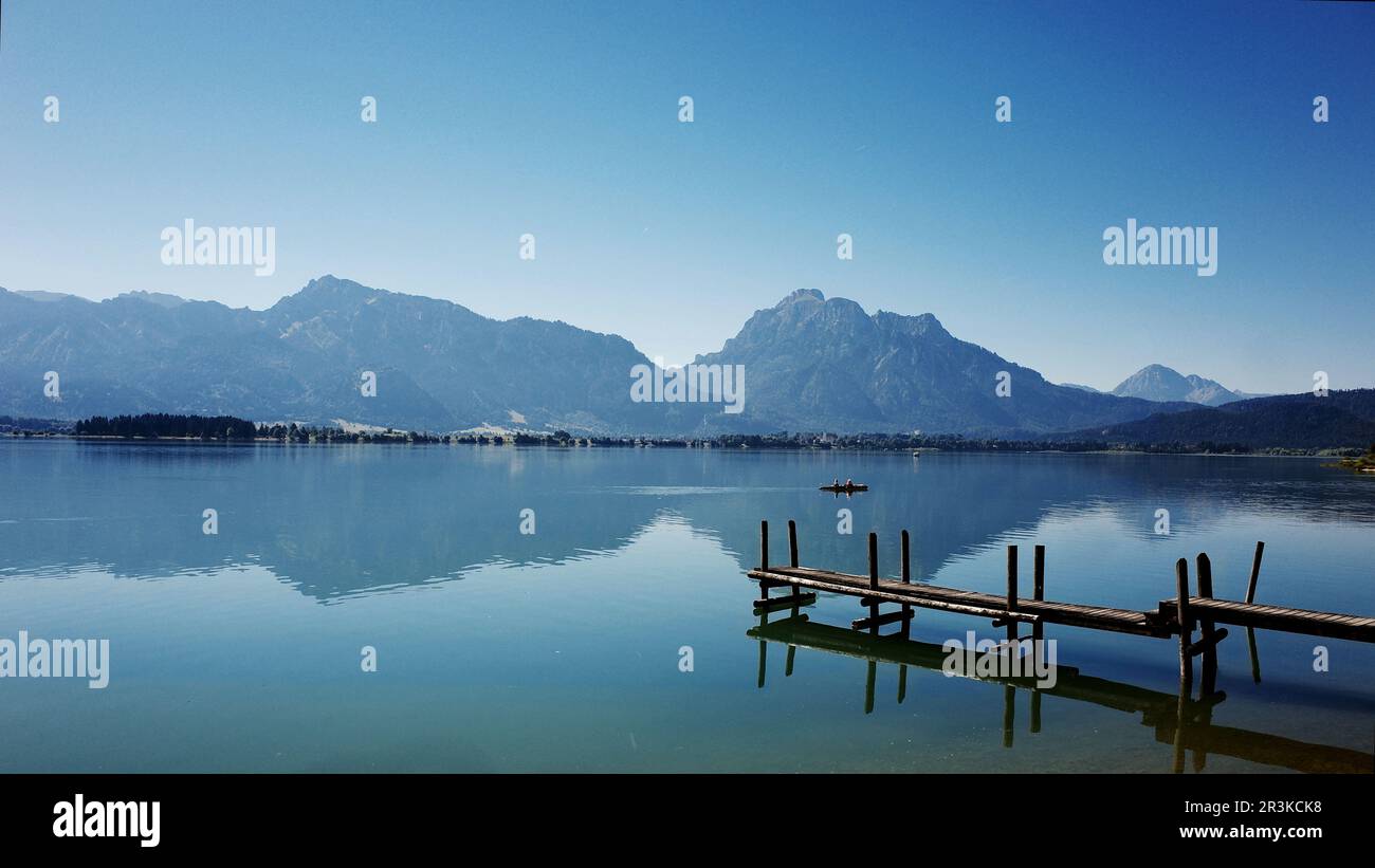 Vista di Forggensee in Baviera con le Alpi sullo sfondo Foto Stock