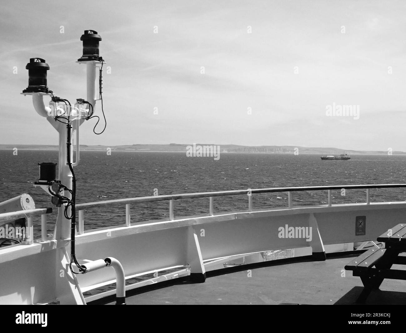 vista in bianco e nero sulla costa inglese da un traghetto Foto Stock
