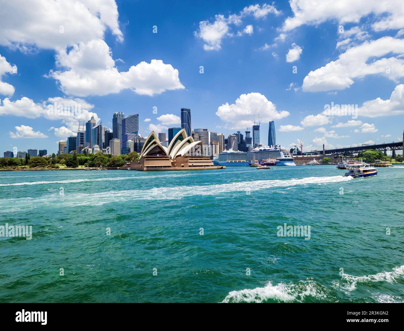 Vista del porto di Sydney con l'Opera e il Ponte di Sydney, nella città di Sydney, nel nuovo Galles del Sud, in Australia e Oceania. Foto Stock