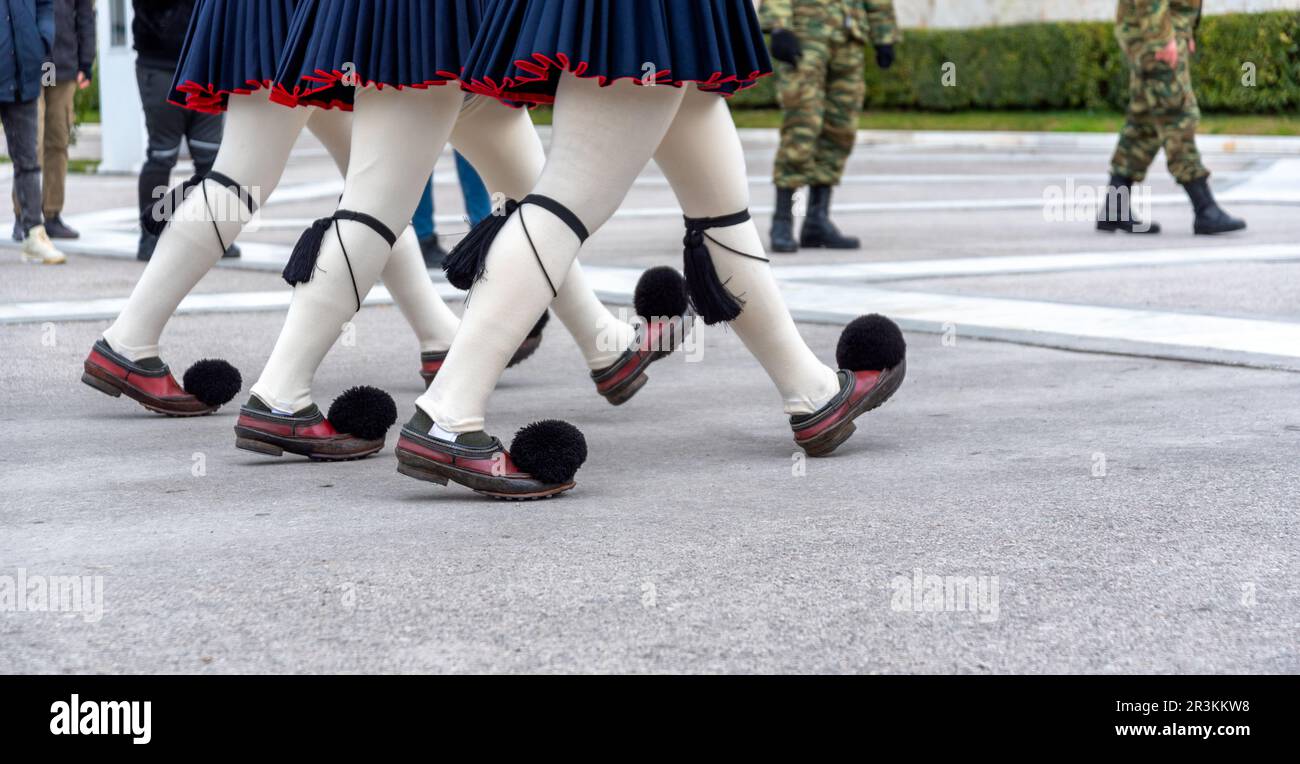 Soldati greci di Evzone in costumi tradizionali Foto Stock