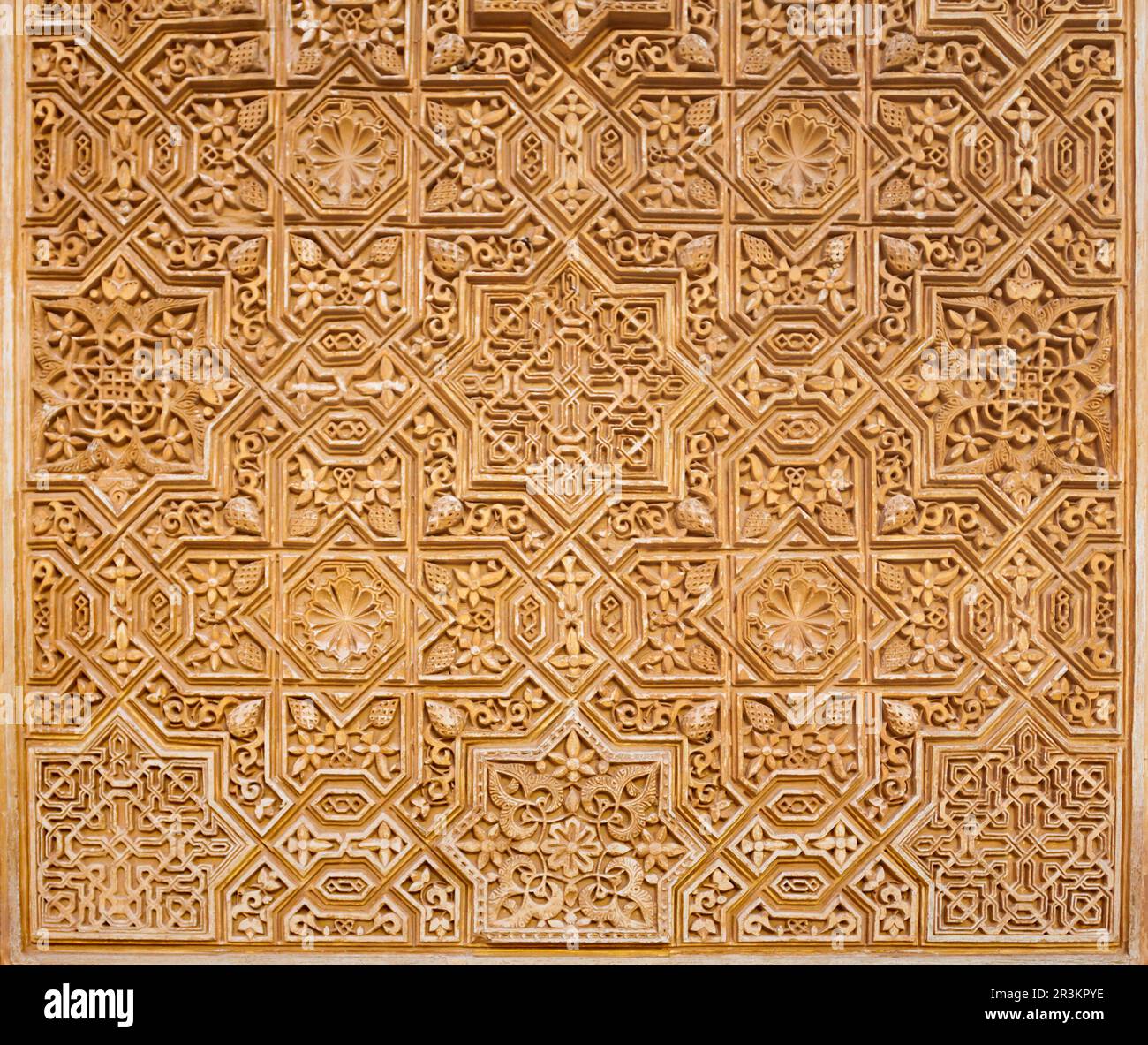 Granada, Spagna - 20 ottobre 2021: L'interno del Palazzo dell'Alhambra. L'Alhambra è un complesso di fortezza situato nella città di Granada, nella regione dell'Andalusia, in Spagna. Foto Stock