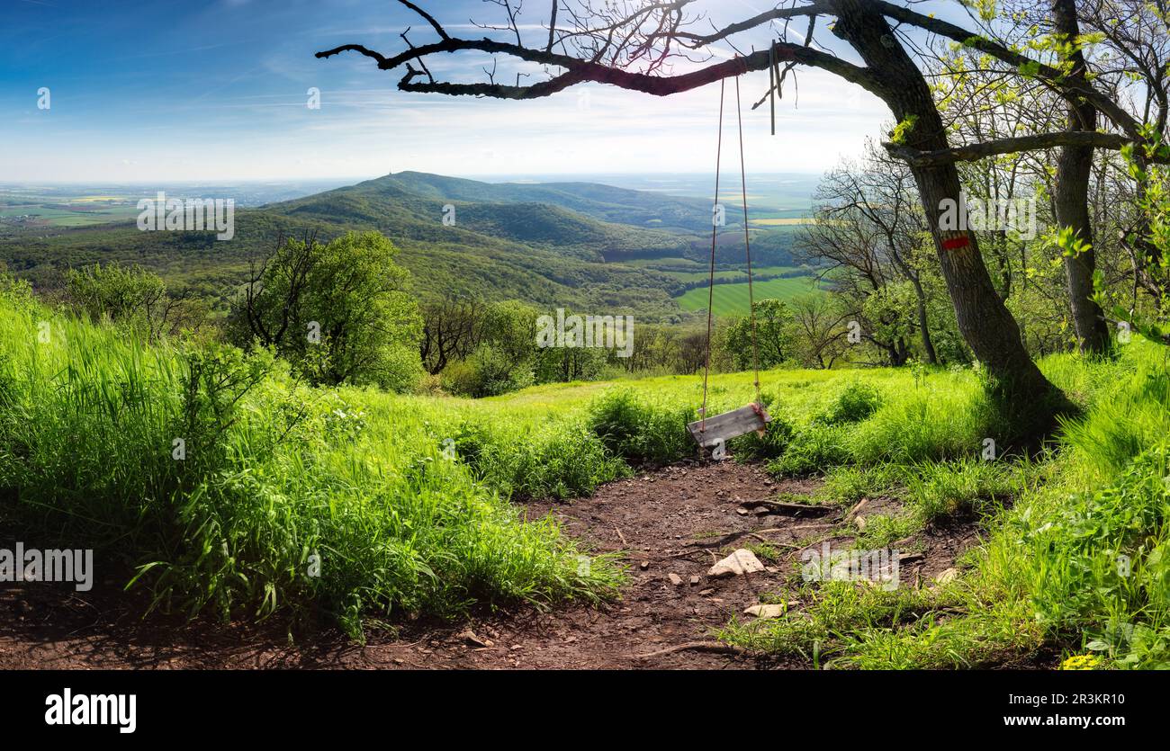 Primavera montagna verde panorama dal picco Zibrica, Tribec - Nitra Foto Stock