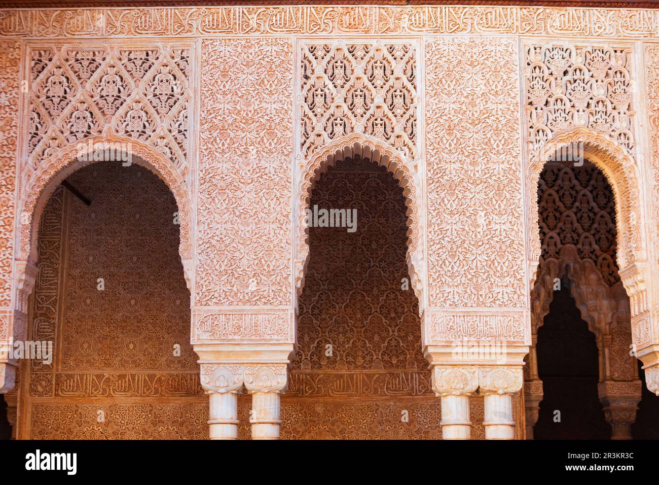 Granada, Spagna - 20 ottobre 2021: L'interno del Palazzo dell'Alhambra. L'Alhambra è un complesso di fortezza situato nella città di Granada, nella regione dell'Andalusia, in Spagna. Foto Stock