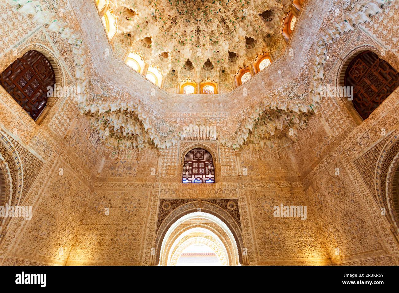Granada, Spagna - 20 ottobre 2021: L'interno del Palazzo dell'Alhambra. L'Alhambra è un complesso di fortezza situato nella città di Granada, nella regione dell'Andalusia, in Spagna. Foto Stock