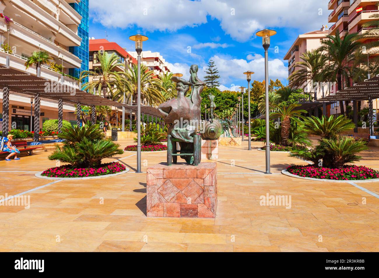 Marbella, Spagna - 24 ottobre 2021: Salvador Dalí sculture in Avenida del Mar nella città di Marbella, nella provincia di Malaga, in Andalusia Foto Stock