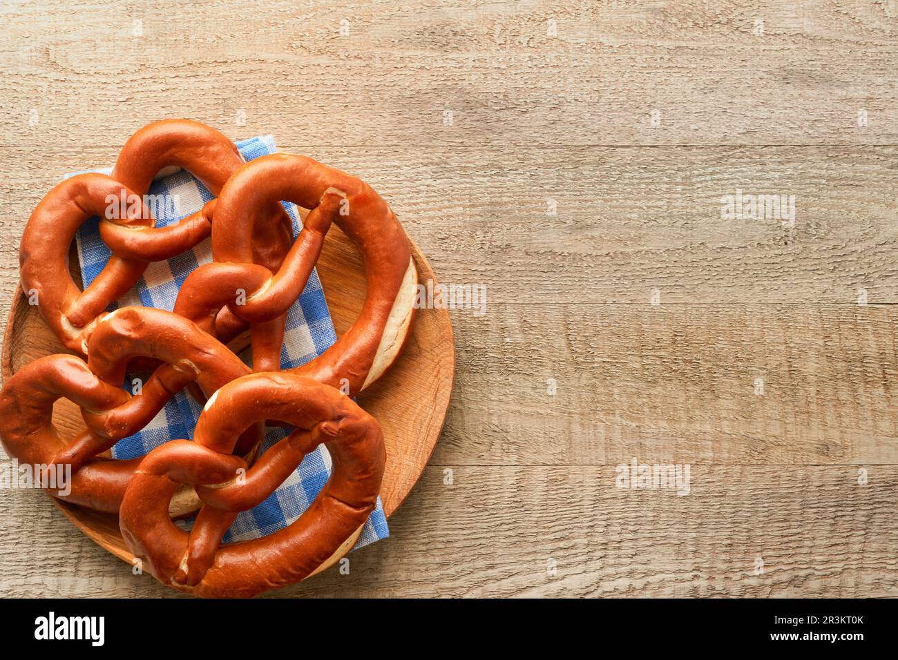 Scheda di concetto Oktoberfest. Pretzel bavaresi tradizionali con tazza di birra su vecchio sfondo rustico in legno. Perfetto per l'Oktoberfest. Oktoberfest foo Foto Stock