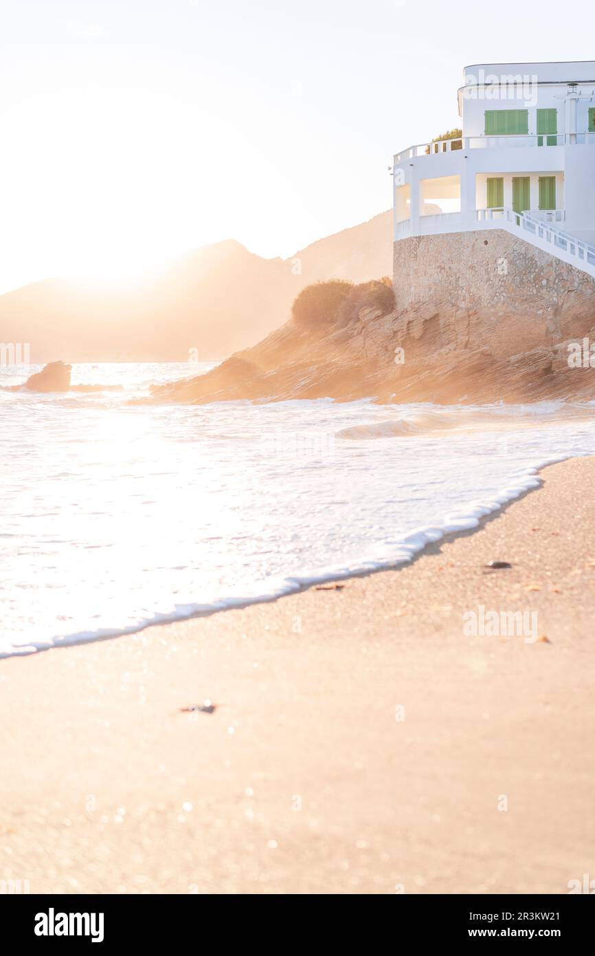 Acqua che scorre sulla spiaggia dell'isola di maiorca in spagna al tramonto Foto Stock