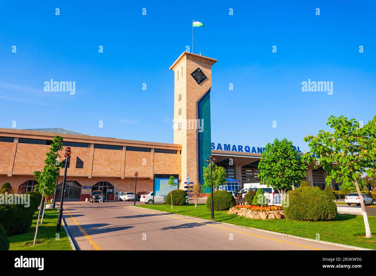 Samarkand, Uzbekistan - 16 aprile 2021: L'edificio Samarqand Vokzal è la principale stazione ferroviaria per passeggeri nella città di Samarkand, Uzbekistan Foto Stock
