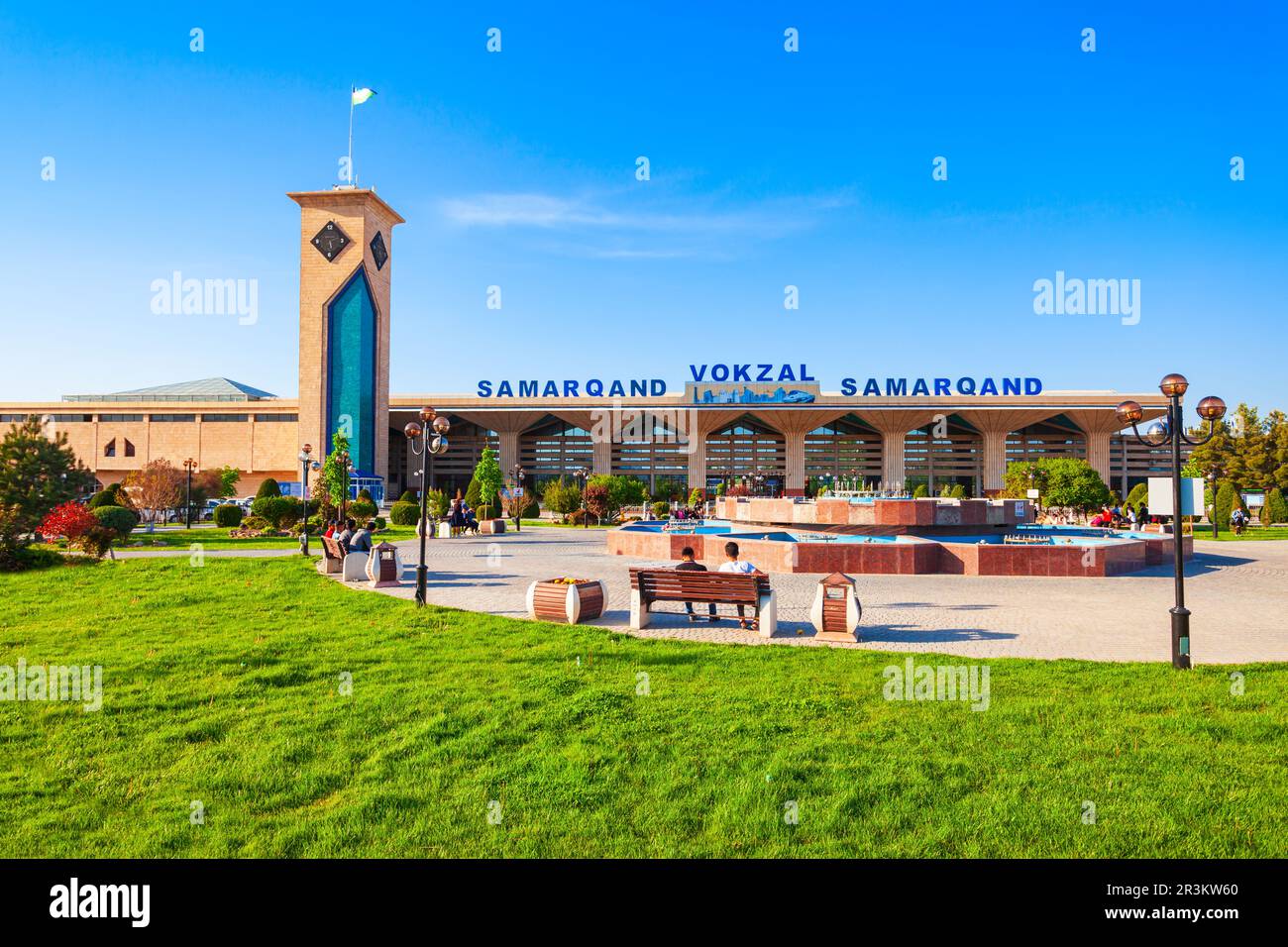 Samarkand, Uzbekistan - 16 aprile 2021: L'edificio Samarqand Vokzal è la principale stazione ferroviaria per passeggeri nella città di Samarkand, Uzbekistan Foto Stock