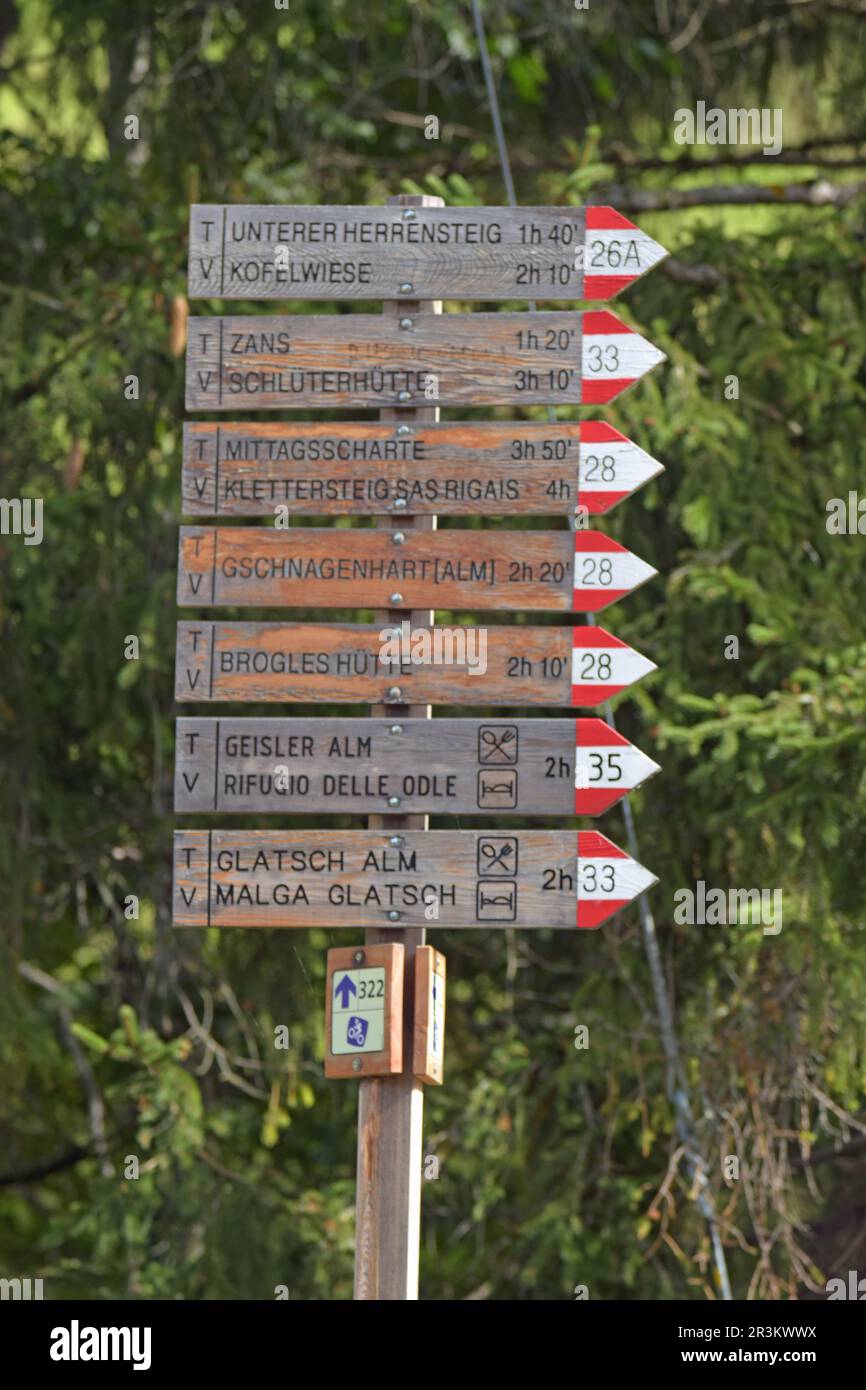 Segnaletica di sentieri escursionistici nelle Dolomiti Foto Stock