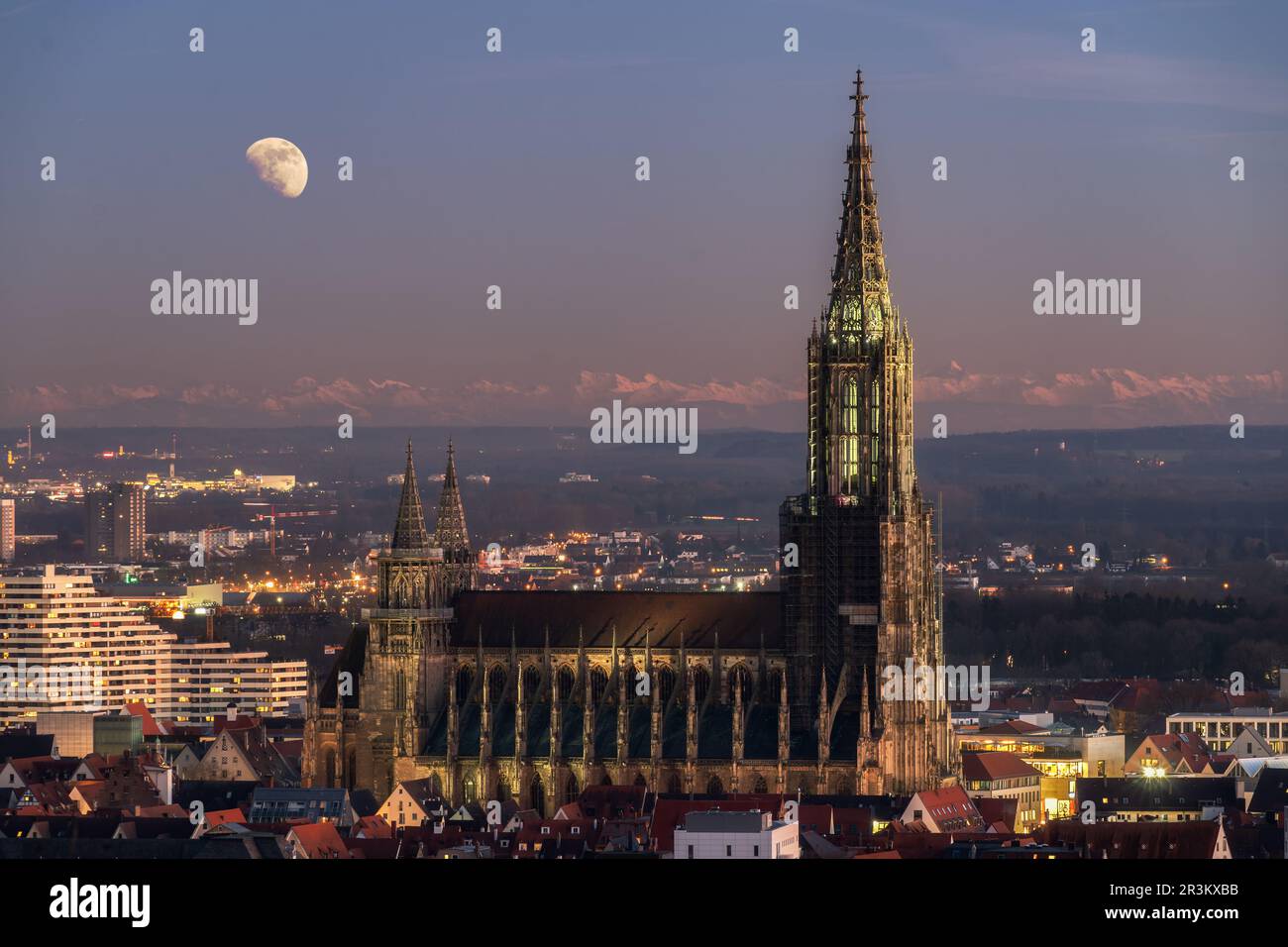 Composito di Minster in Ulm con la catena montuosa delle Alpi e la luna piena Foto Stock