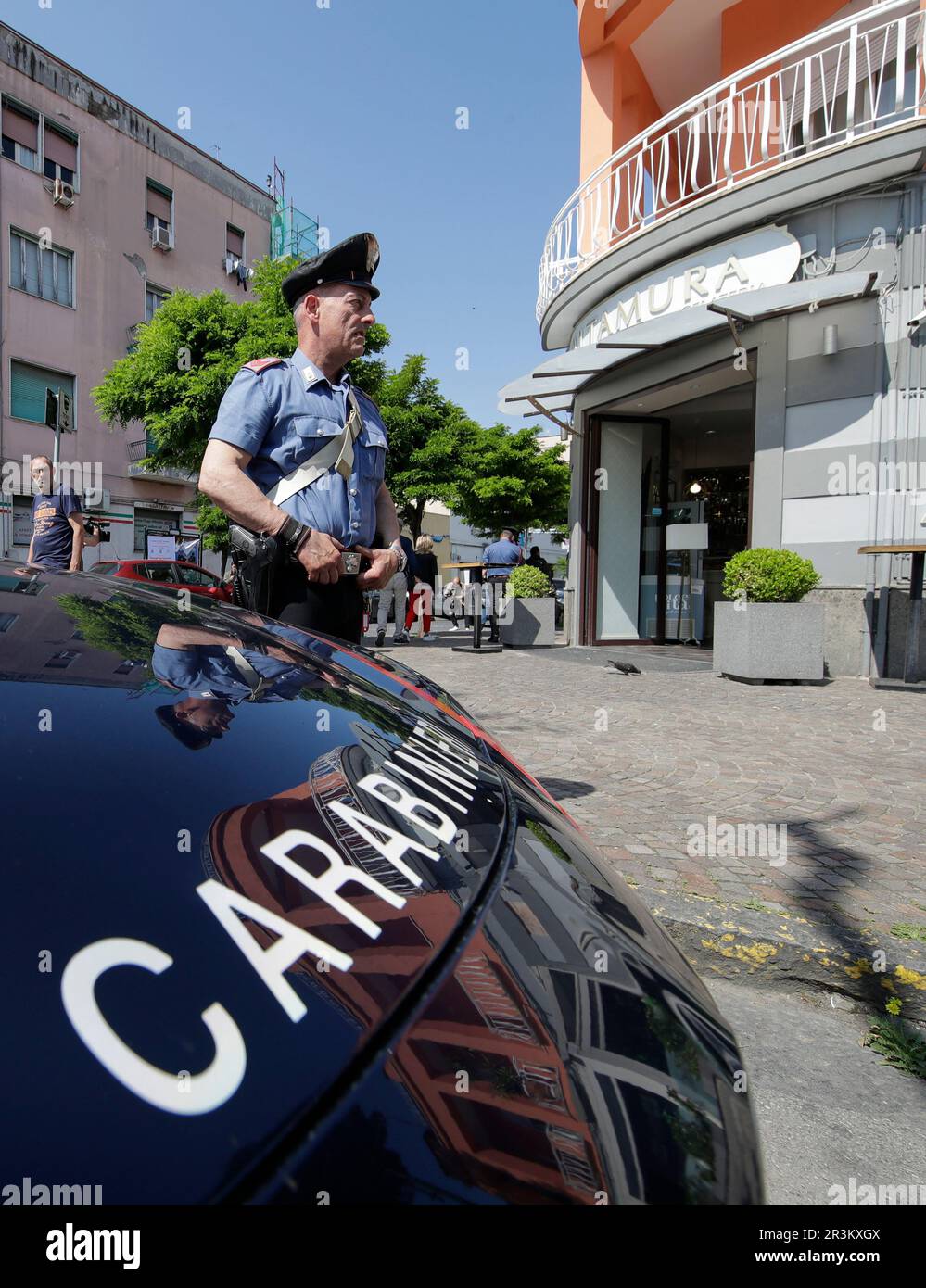 Sant'Anastasia, Italia. 24th maggio, 2023. Sant'Anastasia, comune del Vesuvio, dove padre, madre e figlia di 10 anni sono rimasti feriti ieri sera mentre mangiavano un gelato in uno dei bar più conosciuti di Sant'Anastasia, in Piazza Cattaneo, in provincia di Napoli. Sul posto l'ispezione dei carabinieri. Credit: Independent Photo Agency/Alamy Live News Foto Stock