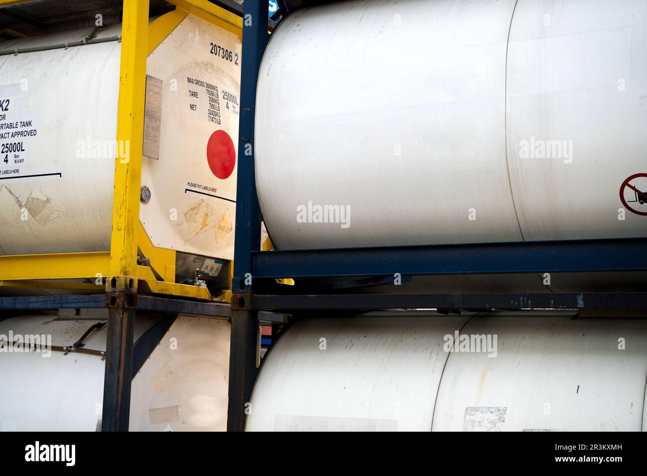 Contenitore serbatoio per sostanze chimiche. Contenitore serbatoio ISO per l'erogazione di sostanze chimiche. Trasporto di liquidi sfusi. Azienda chimica. Area di trasporto container. Logistica globale Foto Stock